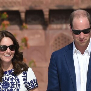 Kate Middleton (en robe Naeem Khan) et le prince William ont visité le Taj Mahal à Agra le 16 avril 2016, au dernier jour de leur tournée royale en Inde, posant pour les photographes sur le banc où la princesse Diana avait été immortalisée en 1992, en solitaire.