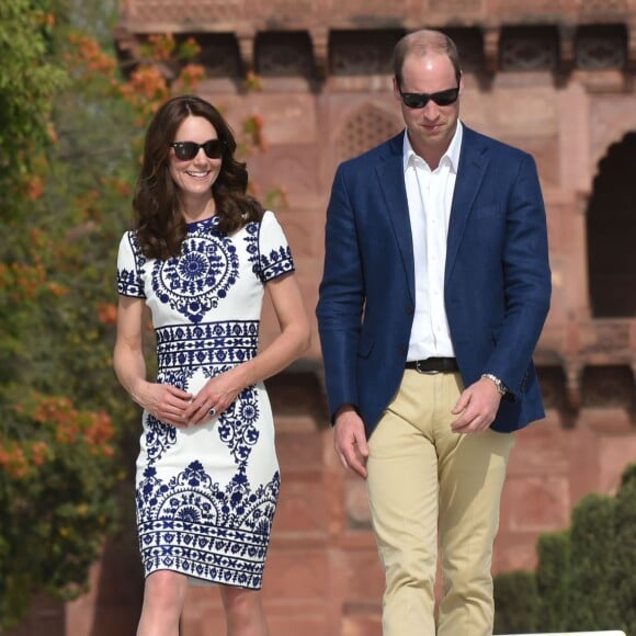 Kate Middleton (en robe Naeem Khan) et le prince William ont visité le Taj Mahal à Agra le 16 avril 2016, au dernier jour de leur tournée royale en Inde, posant pour les photographes sur le banc où la princesse Diana avait été immortalisée en 1992, en solitaire.