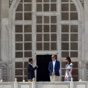 Kate Middleton (en robe Naeem Khan) et le prince William ont visité le Taj Mahal à Agra le 16 avril 2016, au dernier jour de leur tournée royale en Inde, posant pour les photographes sur le banc où la princesse Diana avait été immortalisée en 1992, en solitaire.