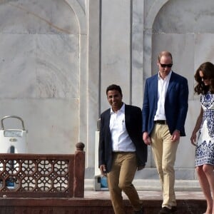 Kate Middleton (en robe Naeem Khan) et le prince William ont visité le Taj Mahal à Agra le 16 avril 2016, au dernier jour de leur tournée royale en Inde, posant pour les photographes sur le banc où la princesse Diana avait été immortalisée en 1992, en solitaire.