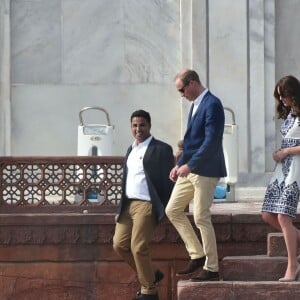 Kate Middleton (en robe Naeem Khan) et le prince William ont visité le Taj Mahal à Agra le 16 avril 2016, au dernier jour de leur tournée royale en Inde, posant pour les photographes sur le banc où la princesse Diana avait été immortalisée en 1992, en solitaire.