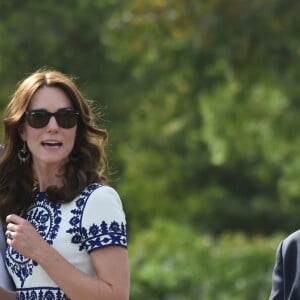 Kate Middleton (en robe Naeem Khan) et le prince William ont visité le Taj Mahal à Agra le 16 avril 2016, au dernier jour de leur tournée royale en Inde, posant pour les photographes sur le banc où la princesse Diana avait été immortalisée en 1992, en solitaire.