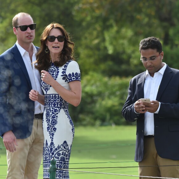 Kate Middleton (en robe Naeem Khan) et le prince William ont visité le Taj Mahal à Agra le 16 avril 2016, au dernier jour de leur tournée royale en Inde, posant pour les photographes sur le banc où la princesse Diana avait été immortalisée en 1992, en solitaire.