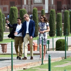 Kate Middleton (en robe Naeem Khan) et le prince William ont visité le Taj Mahal à Agra le 16 avril 2016, au dernier jour de leur tournée royale en Inde, posant pour les photographes sur le banc où la princesse Diana avait été immortalisée en 1992, en solitaire.