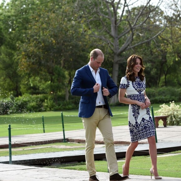 Kate Middleton (en robe Naeem Khan) et le prince William ont visité le Taj Mahal à Agra le 16 avril 2016, au dernier jour de leur tournée royale en Inde, posant pour les photographes sur le banc où la princesse Diana avait été immortalisée en 1992, en solitaire.