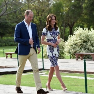 Kate Middleton (en robe Naeem Khan) et le prince William ont visité le Taj Mahal à Agra le 16 avril 2016, au dernier jour de leur tournée royale en Inde, posant pour les photographes sur le banc où la princesse Diana avait été immortalisée en 1992, en solitaire.