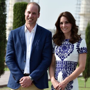 Kate Middleton (en robe Naeem Khan) et le prince William ont visité le Taj Mahal à Agra le 16 avril 2016, au dernier jour de leur tournée royale en Inde, posant pour les photographes sur le banc où la princesse Diana avait été immortalisée en 1992, en solitaire.