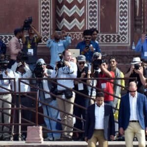 Kate Middleton (en robe Naeem Khan) et le prince William ont visité le Taj Mahal à Agra le 16 avril 2016, au dernier jour de leur tournée royale en Inde, posant pour les photographes sur le banc où la princesse Diana avait été immortalisée en 1992, en solitaire.