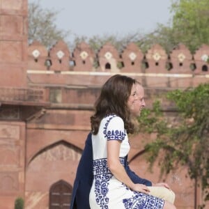 Kate Middleton (en robe Naeem Khan) et le prince William ont visité le Taj Mahal à Agra le 16 avril 2016, au dernier jour de leur tournée royale en Inde, posant pour les photographes sur le banc où la princesse Diana avait été immortalisée en 1992, en solitaire.