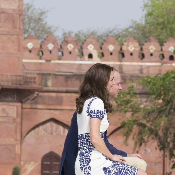 Kate Middleton (en robe Naeem Khan) et le prince William ont visité le Taj Mahal à Agra le 16 avril 2016, au dernier jour de leur tournée royale en Inde, posant pour les photographes sur le banc où la princesse Diana avait été immortalisée en 1992, en solitaire.