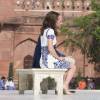 Kate Middleton (en robe Naeem Khan) et le prince William ont visité le Taj Mahal à Agra le 16 avril 2016, au dernier jour de leur tournée royale en Inde, posant pour les photographes sur le banc où la princesse Diana avait été immortalisée en 1992, en solitaire.