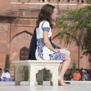 Kate Middleton (en robe Naeem Khan) et le prince William ont visité le Taj Mahal à Agra le 16 avril 2016, au dernier jour de leur tournée royale en Inde, posant pour les photographes sur le banc où la princesse Diana avait été immortalisée en 1992, en solitaire.