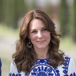 Kate Middleton (en robe Naeem Khan) et le prince William ont visité le Taj Mahal à Agra le 16 avril 2016, au dernier jour de leur tournée royale en Inde, posant pour les photographes sur le banc où la princesse Diana avait été immortalisée en 1992, en solitaire.