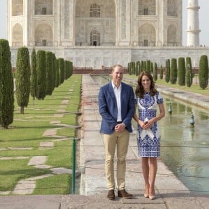 Kate Middleton (en robe Naeem Khan) et le prince William ont visité le Taj Mahal à Agra le 16 avril 2016, au dernier jour de leur tournée royale en Inde, posant pour les photographes sur le banc où la princesse Diana avait été immortalisée en 1992, en solitaire.