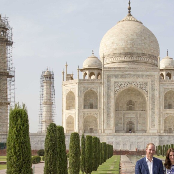 Kate Middleton (en robe Naeem Khan) et le prince William ont visité le Taj Mahal à Agra le 16 avril 2016, au dernier jour de leur tournée royale en Inde, posant pour les photographes sur le banc où la princesse Diana avait été immortalisée en 1992, en solitaire.