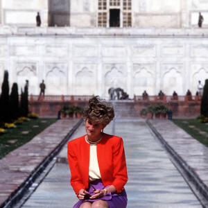 La princesse Diana (Lady Di) posant devant le Taj Mahal le 13 février 1992, à Agra en Inde, lors d'un de ses derniers voyages officiels avec le pricne Charles. Le 16 avril 2016, son fils le prince William et Kate Middleton ont pris place sur le même banc, au même endroit...