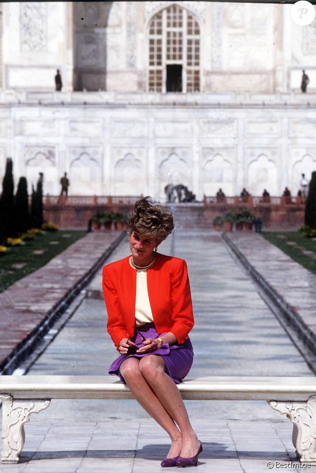 La princesse Diana (Lady Di) posant devant le Taj Mahal le 13 février 1992, à Agra en Inde, lors d'un de ses derniers voyages officiels avec le pricne Charles. Le 16 avril 2016, son fils le prince William et Kate Middleton ont pris place sur le même banc, au même endroit...