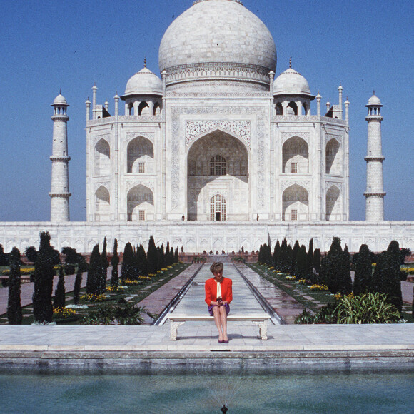 La princesse Diana (Lady Di) posant devant le Taj Mahal le 13 février 1992, à Agra en Inde, lors d'un de ses derniers voyages officiels avec le pricne Charles. Le 16 avril 2016, son fils le prince William et Kate Middleton ont pris place sur le même banc, au même endroit...
