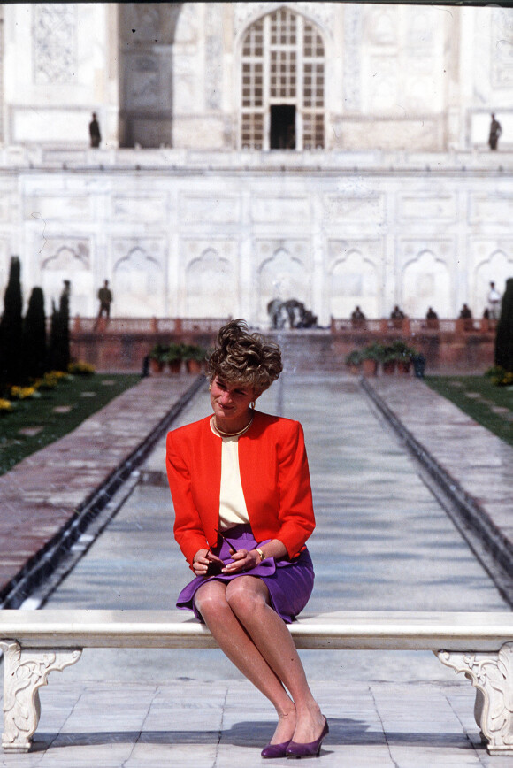 La princesse Diana posant devant le Taj Mahal le 13 février 1992, à Agra en Inde, lors d'un de ses derniers voyages officiels avec le pricne Charles. Le 16 avril 2016, son fils le prince William et Kate Middleton ont pris place sur le même banc, au même endroit...