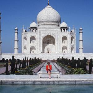 La princesse Diana posant devant le Taj Mahal le 13 février 1992, à Agra en Inde, lors d'un de ses derniers voyages officiels avec le pricne Charles. Le 16 avril 2016, son fils le prince William et Kate Middleton ont pris place sur le même banc, au même endroit...