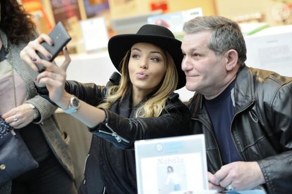 Nabilla lors de la première séance de dédicaced de son autobiographie 'Trop Vite' a l'Espace Culturel E.Leclerc Les Ageux, au Centre Commercial Val d'Halatte, le 16 avril 2016, a Pont-Sainte-Maxence.