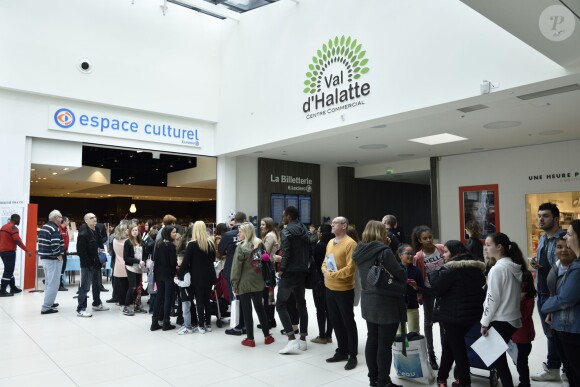 Nabilla lors de la première séance de dédicaced de son autobiographie 'Trop Vite' a l'Espace Culturel E.Leclerc Les Ageux, au Centre Commercial Val d'Halatte, le 16 avril 2016, a Pont-Sainte-Maxence.