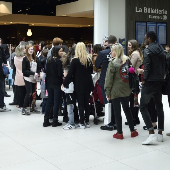 Nabilla lors de la première séance de dédicaced de son autobiographie 'Trop Vite' a l'Espace Culturel E.Leclerc Les Ageux, au Centre Commercial Val d'Halatte, le 16 avril 2016, a Pont-Sainte-Maxence.