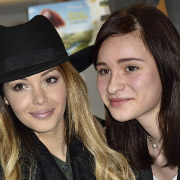 Nabilla lors de la première séance de dédicaced de son autobiographie 'Trop Vite' a l'Espace Culturel E.Leclerc Les Ageux, au Centre Commercial Val d'Halatte, le 16 avril 2016, a Pont-Sainte-Maxence.