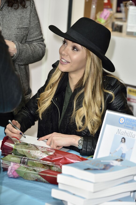 Nabilla lors de la première séance de dédicaced de son autobiographie 'Trop Vite' a l'Espace Culturel E.Leclerc Les Ageux, au Centre Commercial Val d'Halatte, le 16 avril 2016, a Pont-Sainte-Maxence.