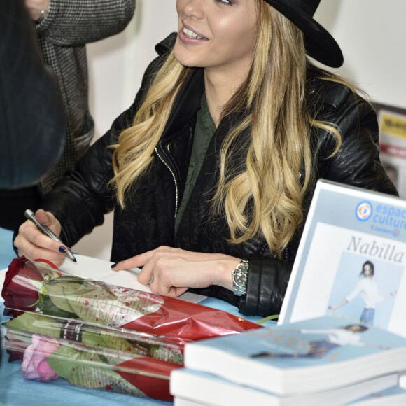 Nabilla lors de la première séance de dédicaced de son autobiographie 'Trop Vite' a l'Espace Culturel E.Leclerc Les Ageux, au Centre Commercial Val d'Halatte, le 16 avril 2016, a Pont-Sainte-Maxence.
