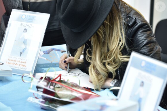 Nabilla lors de la première séance de dédicaced de son autobiographie 'Trop Vite' a l'Espace Culturel E.Leclerc Les Ageux, au Centre Commercial Val d'Halatte, le 16 avril 2016, a Pont-Sainte-Maxence.