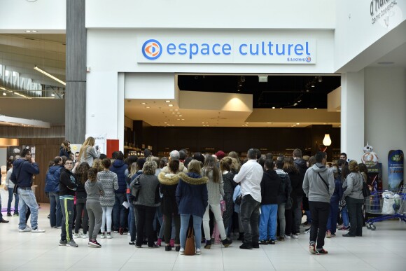 Nabilla lors de la première séance de dédicaced de son autobiographie 'Trop Vite' a l'Espace Culturel E.Leclerc Les Ageux, au Centre Commercial Val d'Halatte, le 16 avril 2016, a Pont-Sainte-Maxence.