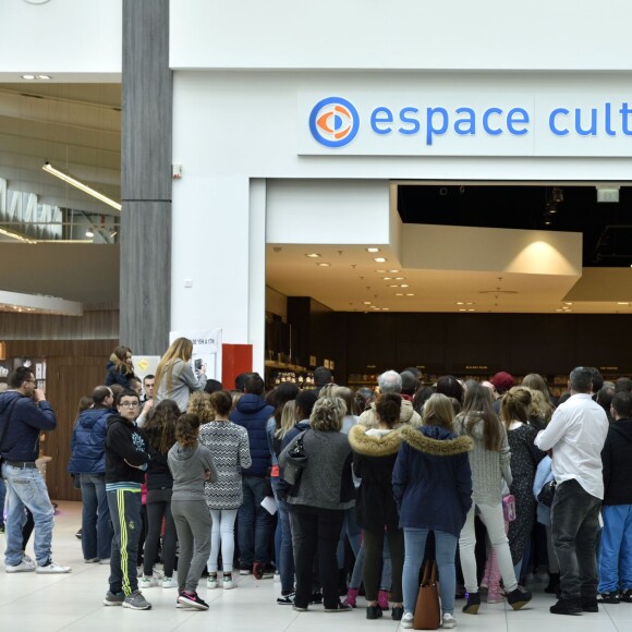 Nabilla lors de la première séance de dédicaced de son autobiographie 'Trop Vite' a l'Espace Culturel E.Leclerc Les Ageux, au Centre Commercial Val d'Halatte, le 16 avril 2016, a Pont-Sainte-Maxence.