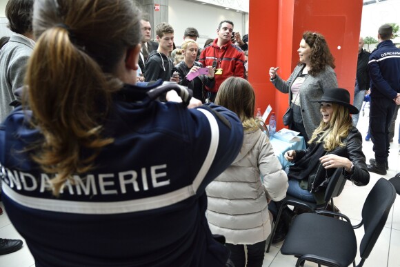Nabilla lors de la première séance de dédicaced de son autobiographie 'Trop Vite' a l'Espace Culturel E.Leclerc Les Ageux, au Centre Commercial Val d'Halatte, le 16 avril 2016, a Pont-Sainte-Maxence.