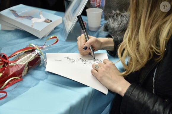 Nabilla lors de la première séance de dédicaced de son autobiographie 'Trop Vite' a l'Espace Culturel E.Leclerc Les Ageux, au Centre Commercial Val d'Halatte, le 16 avril 2016, a Pont-Sainte-Maxence.