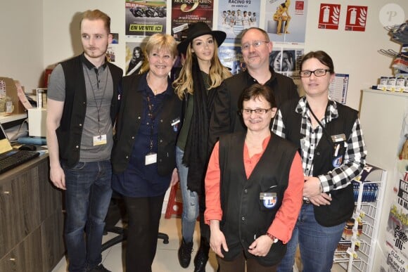 Nabilla lors de la première séance de dédicaced de son autobiographie 'Trop Vite' a l'Espace Culturel E.Leclerc Les Ageux, au Centre Commercial Val d'Halatte, le 16 avril 2016, a Pont-Sainte-Maxence.