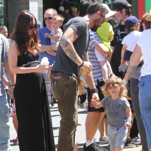 Megan Fox et Brian Austin Green avec leurs fils Noah et Bodhi au Farmers Market à Studio City, le 17 avril 2016