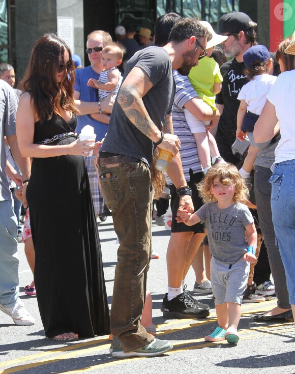 Megan Fox et Brian Austin Green avec leurs fils Noah et Bodhi au Farmers Market à Studio City, le 17 avril 2016