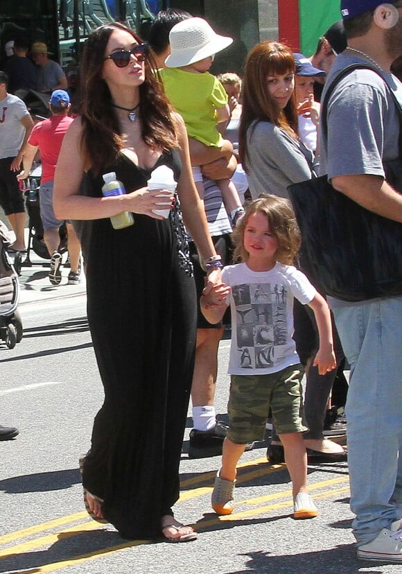 Megan Fox avec son fils Noah au Farmers Market à Studio City, le 17 avril 2016