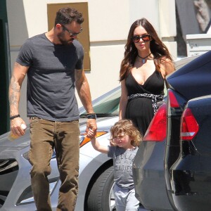 Brian Austin Green et Megan Fox avec leurs fils au Farmers Market à Studio City, le 17 avril 2016