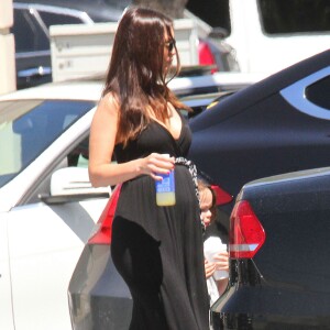 Megan Fox et son fils Noah au Farmers Market à Studio City, le 17 avril 2016