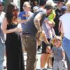 Megan Fox et Brian Austin Green avec leurs fils Noah et Bodhi au Farmers Market à Studio City, le 17 avril 2016
