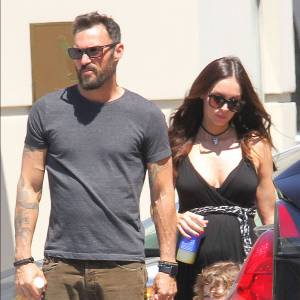 Brian Austin Green et Megan Fox avec leurs fils au Farmers Market à Studio City, le 17 avril 2016 