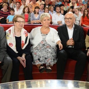 Mimie Mathy avec ses parents Marcel et Roberte, son mari Benoist Gérard et sa soeur Frédérique à l'enregistrement de l'émission "Vivement Dimanche" à Paris le 2 octobre 2013