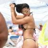 Michelle Lewin, torride en bikini, profite d'un après-midi ensoleillé à Miami Beach. Le 16 avril 2016.