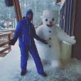 Thibault pose avec un bonhomme de neige en Laponie.