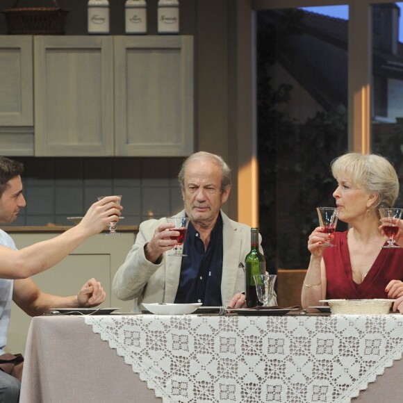 Guillaume Labbé, Patrick Chesnais, Evelyne Buyle, Arthur Fenwick - Filage de la pièce de théâtre "Une famille modèle" au Théâtre Montparnasse à Paris le 19 janvier 2016. © Coadic Guirec/Bestimage