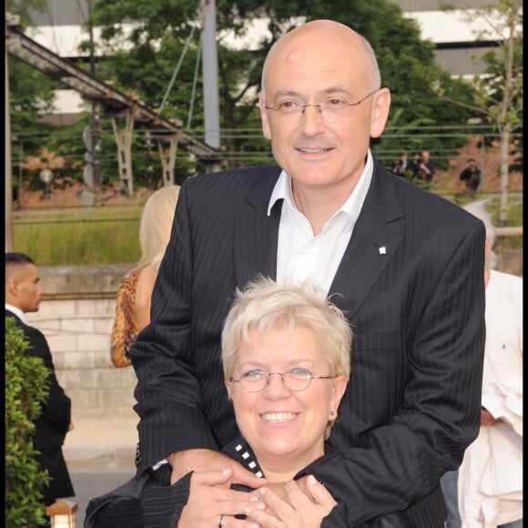 Exclusif - Mimie Mathy avec son mari Benoist Gerard à l'anniversaire de Johnny Hallyday pour ses 67 ans. En 2010. 