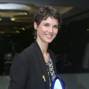 Exclusif - Eglantine Eméyé gagne l'oeuvre "Stiletto" de Richard Orlinski par tirage au sort - Gala de charité au profit de l'association "Endofrance" qui lutte contre l'endométriose au Pavillon Royal à Paris le 7 avril 2016. © CVS/Bestimage