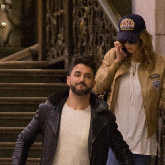 Après s'être rendue au Boohoo store pour une inauguration et une rencontre avec ses fans , Nabilla Benattia qui porte une casquette avec inscrit dessus prison arrive Gare de Lyon avec son chien pour aller au restaurant "Le Train Bleu". Thomas Vergara arrive 5 minutes plus tard au restaurant puis ils repartent ensemble (Thomas avec la casquette de Nabilla et Nabilla avec les lunettes de Thomas) pour prendre un TGV pour Aix-en-Provence le 8 avril 2016 08/04/2016 - Paris